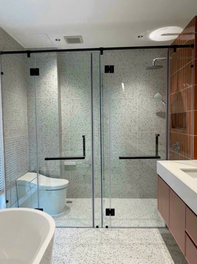 Phòng tắm kính với bồn vệ sinh