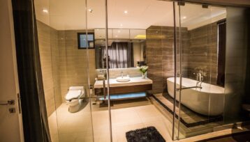 Phòng tắm bằng kính, giải pháp hoàn hảo cho Văn Phòng Công ty và Khách sạn