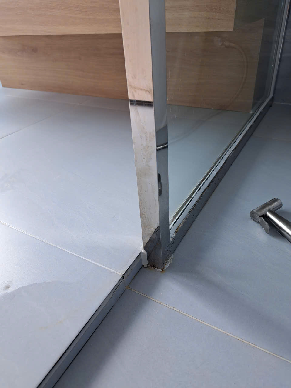 bề mặt inox khi dính chất tẩy rửa không chuyên